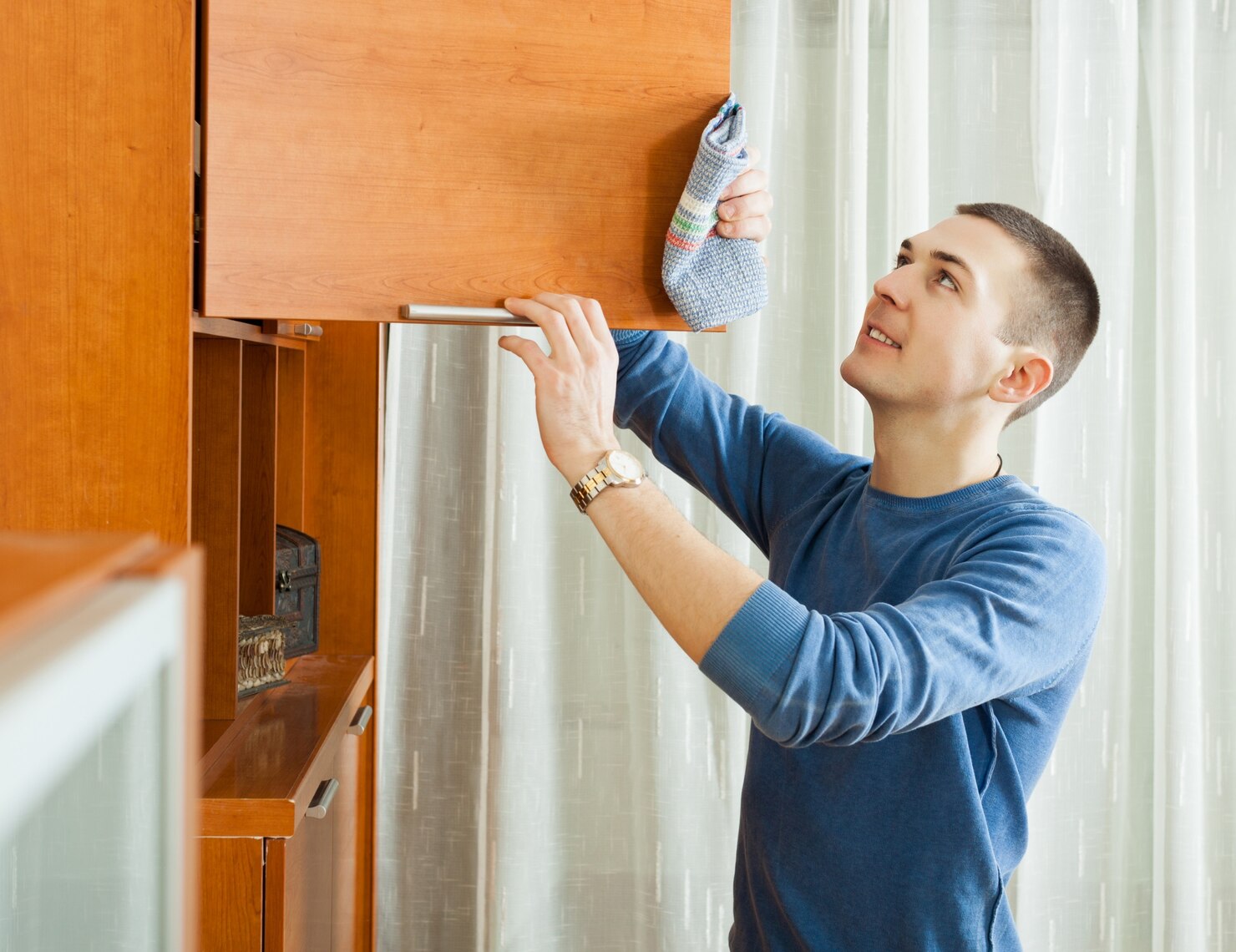 man-cleaning-wooden-furniture_1398-3837